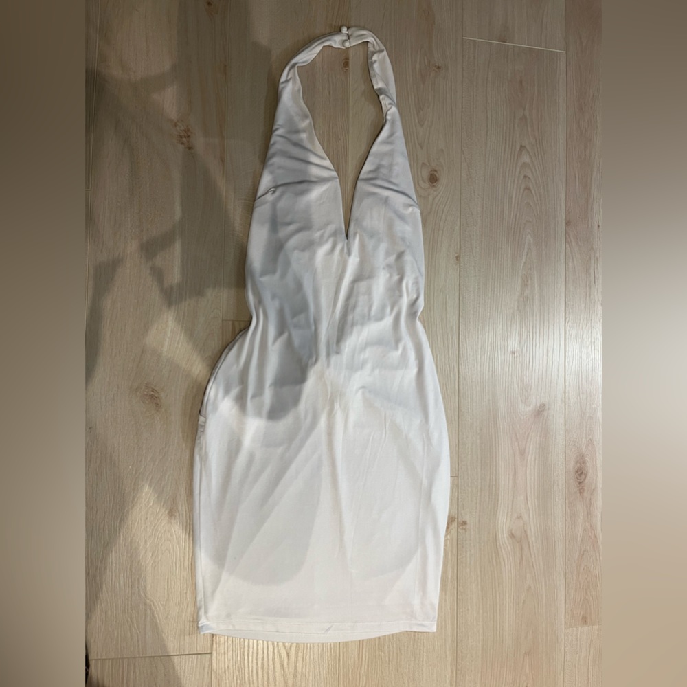 Hot Miami Styles white v neck halter backless dress scrunch back